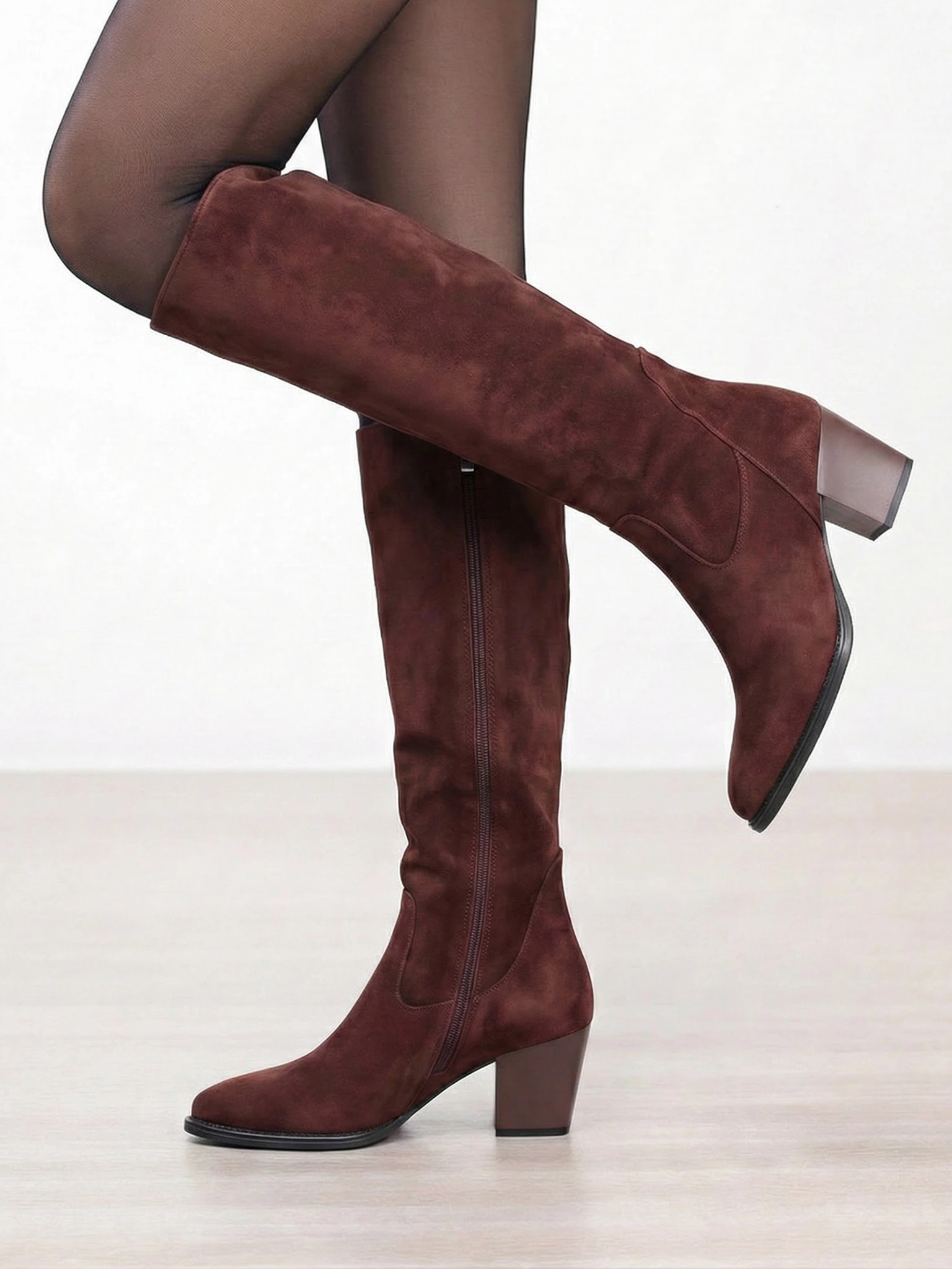 Сапоги бордового цвета на высоком каблуке